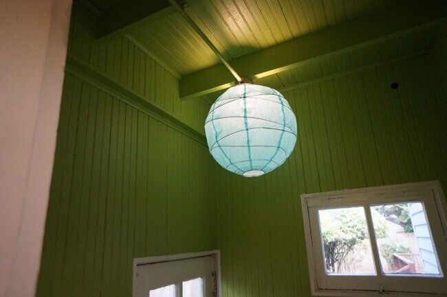 Building Photo - N.E Rose City Bungalow Pet Friendly