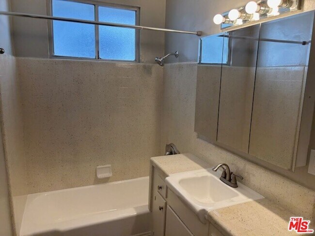 Building Photo - 1412 Barry Ave