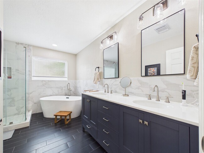 Building Photo - 1210 Berkeley Lake Ln