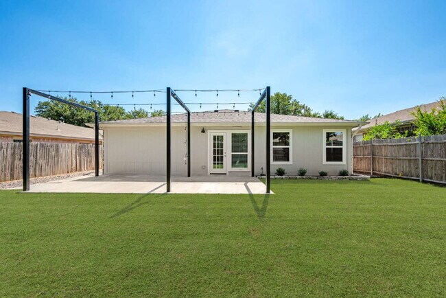 Building Photo - Charming Modern Home with Chef’s Kitchen & Spacious Outdoor Living