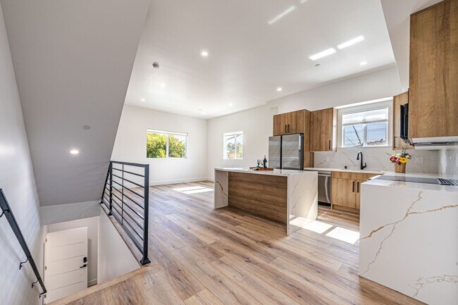 Building Photo - 4445 1/2 Auckland Ave