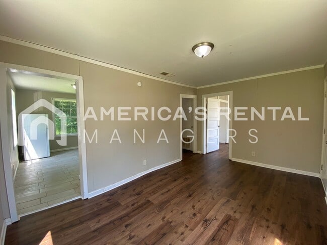 Building Photo - 104/105 7th Ave SE