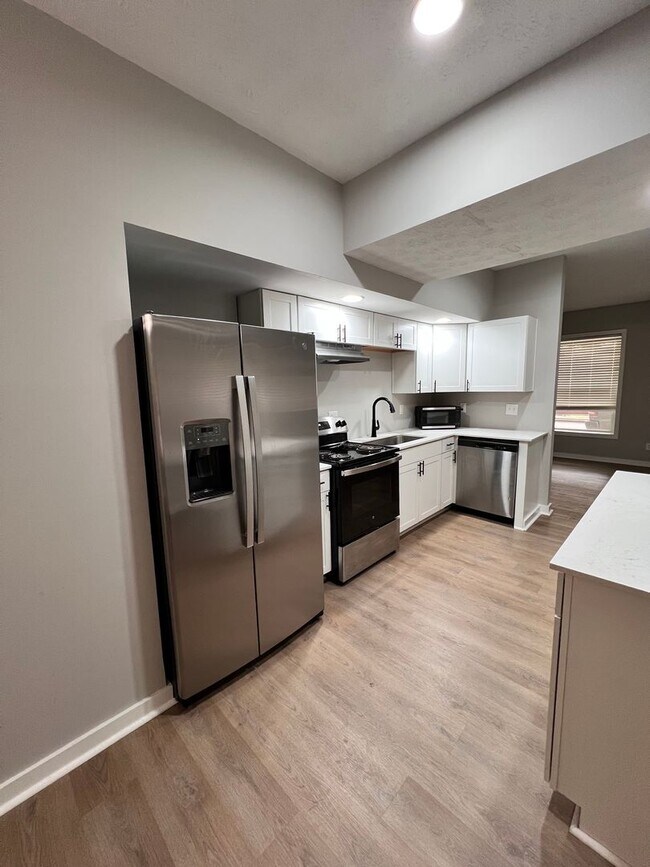 Building Photo - *COMING SOON* Charming 2 bedroom, 2.5 bath...