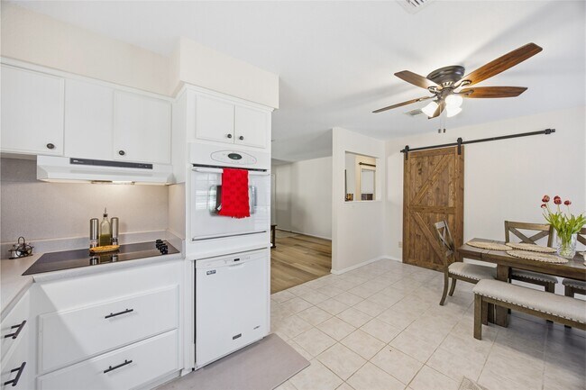 Building Photo - 10505 Champion Village Dr