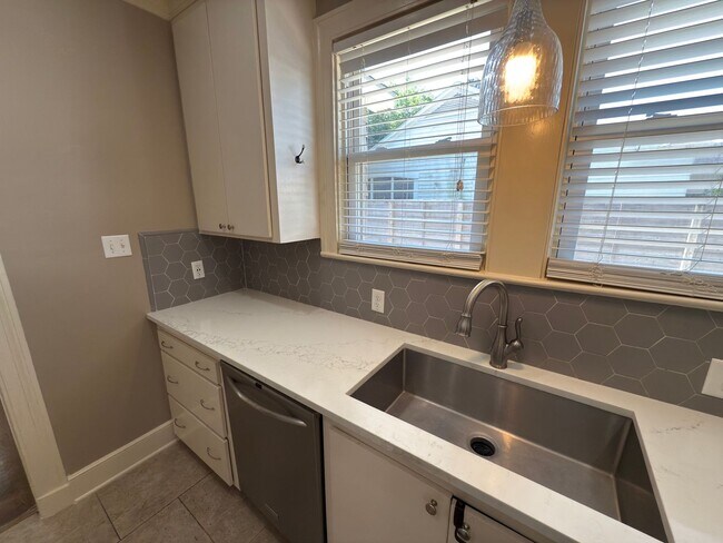 Building Photo - 3 Bed, 2 Bath Home in Southdowns - Fenced ...