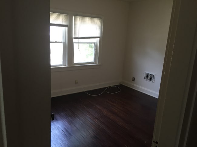 Building Photo - 57 W Lakeview Ave