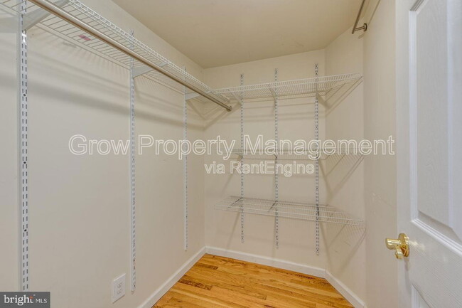 Building Photo - 331 Titan St