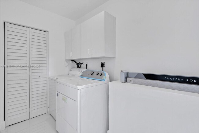 Building Photo - 6644 NW 107th Pl