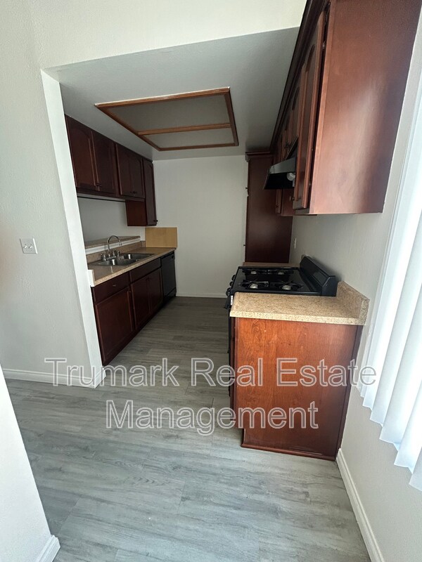 Building Photo - 1122 E Elk Ave