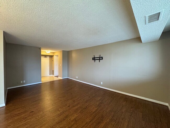 Building Photo - Bright And Spacious 2 Bed 1.5 Bath Condo W...