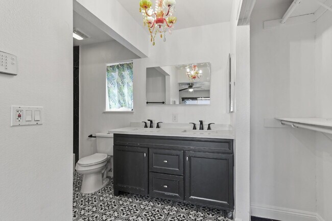 Building Photo - Welcome to your entertainers dream home!
