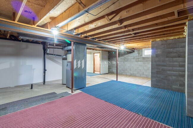 Building Photo - Bellevue Townhome