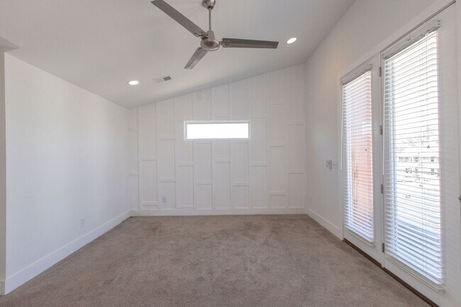 Building Photo - 3 Bed 2.5 Bath Single-Family Urban Home