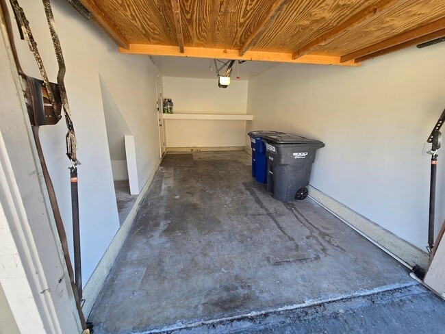 Building Photo - JAMACHA GREENS BEAUTY – FULLY REMODELED 2BR TOWNHOME!