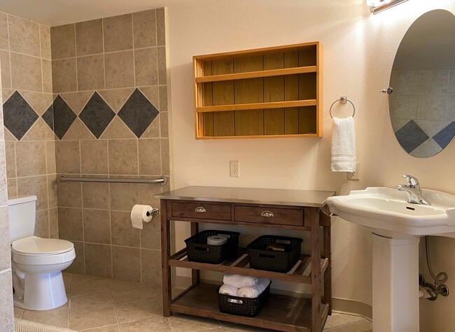 Building Photo - 2 bed 1 bath Duplex in South Hamilton with Large Shop