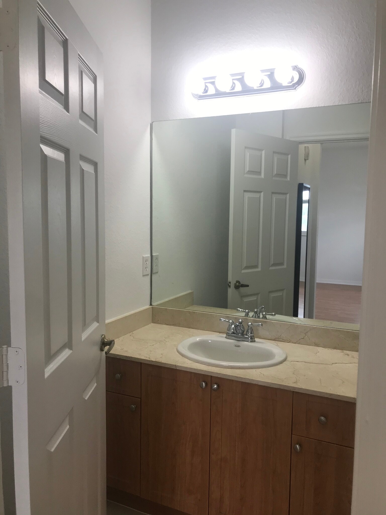 bano principal - 8999 NW 107th Ct