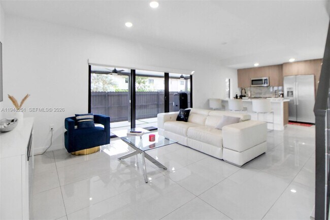 Building Photo - 320 NW 13th Ct