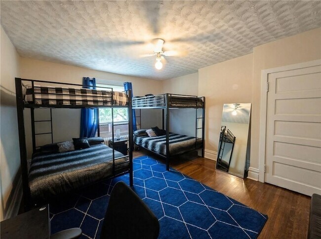 Building Photo - 224 S Pacific Ave