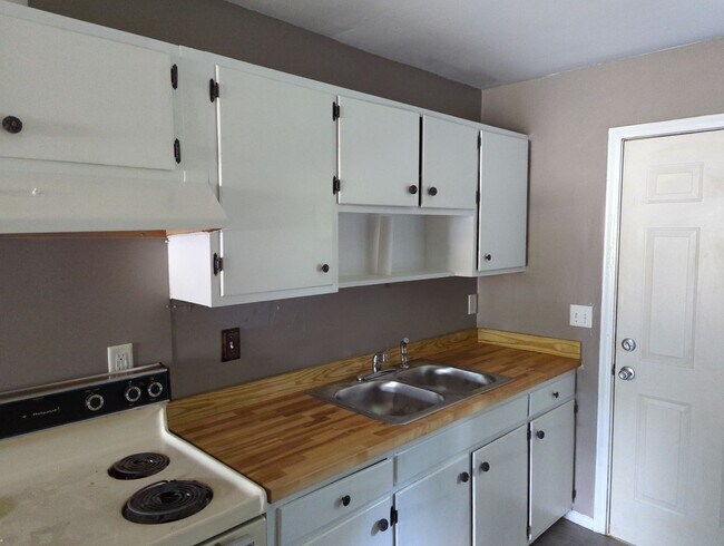 Building Photo - 1302 Ridgefield Cir