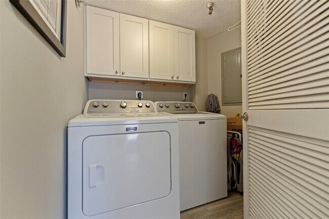 Building Photo - 7430 Sunshine Skyway Ln S
