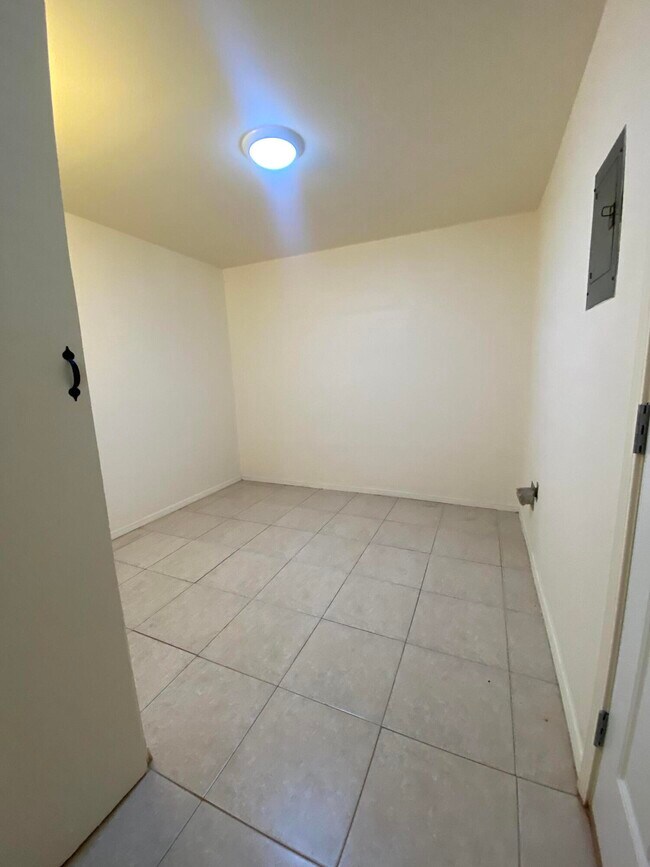 Building Photo - 10457 Omega Cir