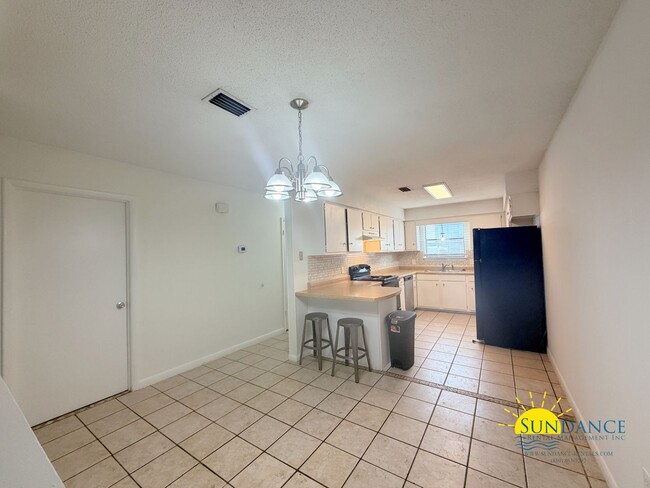 Building Photo - Beautiful 2 Bedroom townhome in Fort Walton Beach in between Hurlburt Field & Eglin Airforce Base!