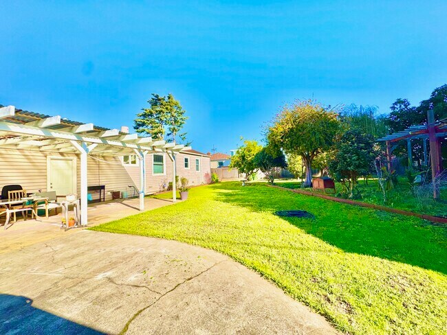 Building Photo - 2536 W Ave 130th