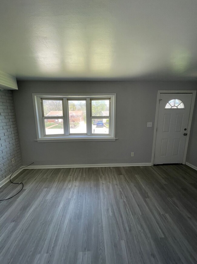 Building Photo - Freshly Renovated 3 Bedroom Ranch with Mod...