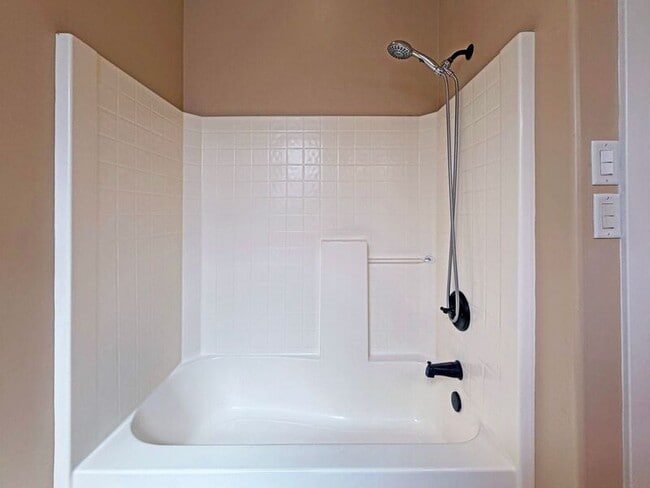 Building Photo - 520 Honeysuckle Ln