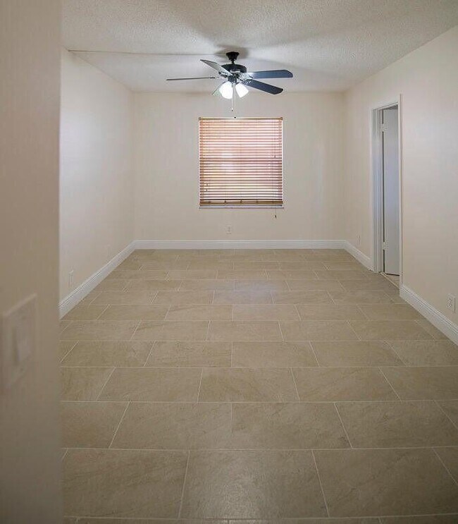 Building Photo - 9929 Three Lakes Cir