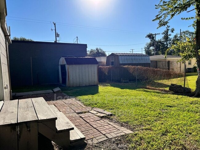 Building Photo - 315 E Thomas St