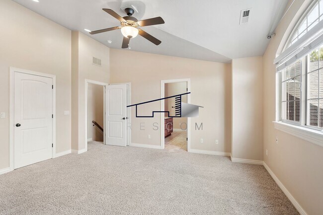 Building Photo - Large Riverdale 4 Bedroom 3.5 Bathroom Tow...