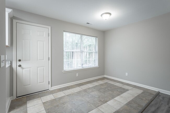 Building Photo - 2 Bedroom, 2 Bath townhome in East Brainerd!