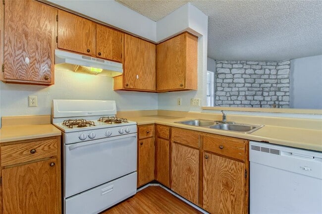 Building Photo - 400 Hedgewood Dr