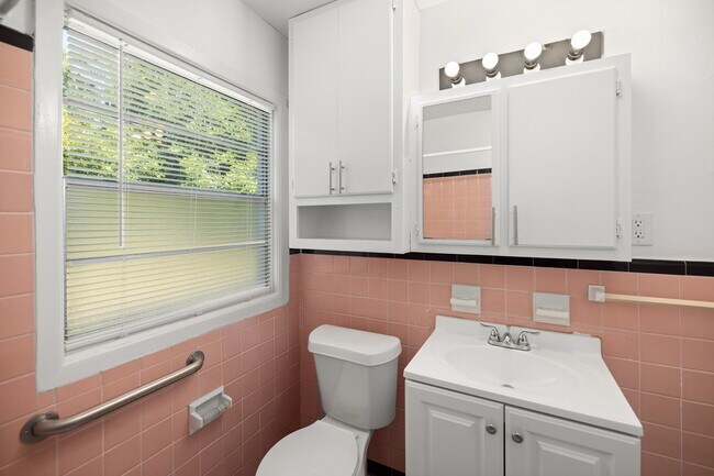 Building Photo - 354 Chicago Ave