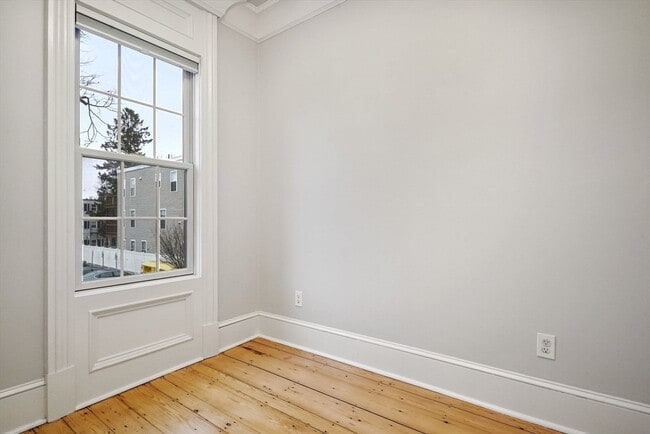 Building Photo - 703 E 4th St