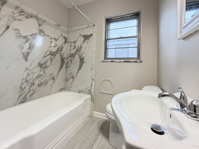 Building Photo - 5430 E 11th St