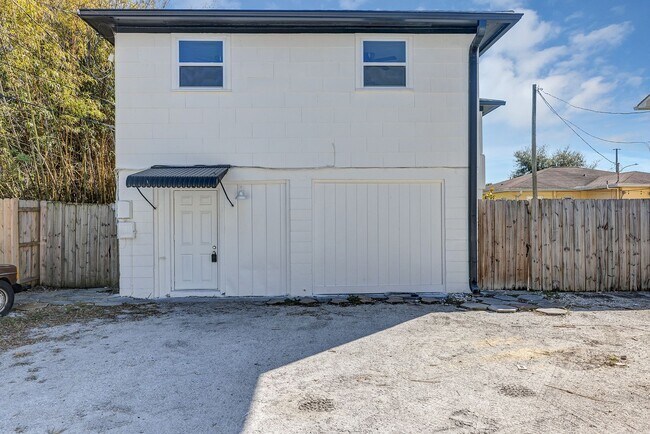 Building Photo - Bright & Updated 2BR Top Unit Duplex | White Kitchen & Stainless Appliances in Saint Petersburg