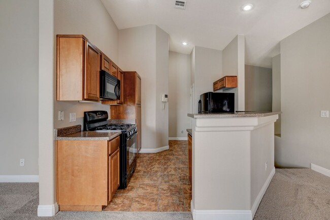 Building Photo - 2 BR Aliante Townhome with Attached Garage...