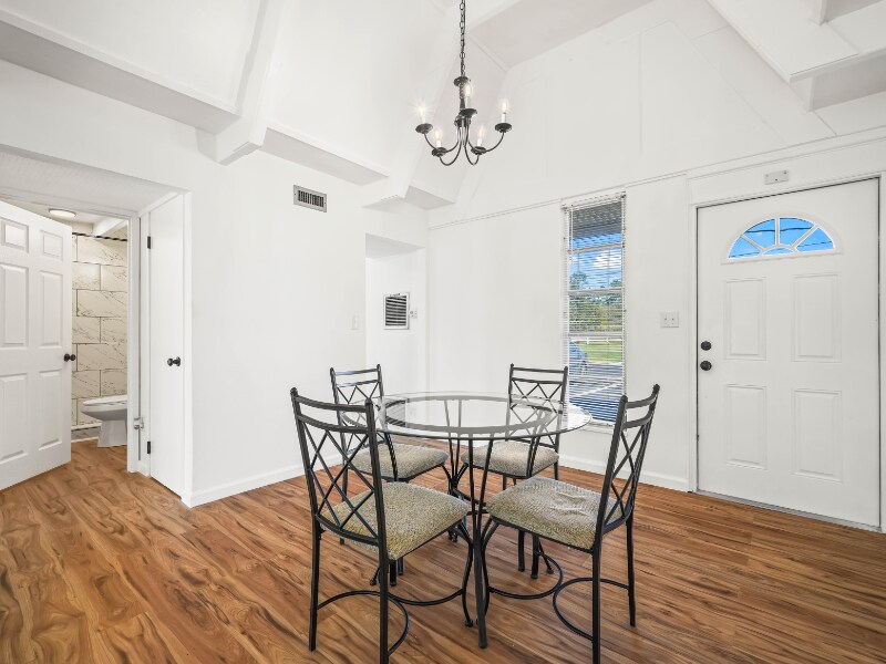 Building Photo - 511 Club Cir