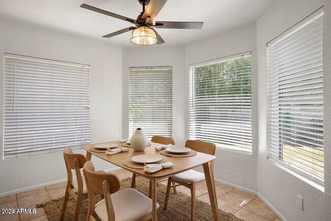 Building Photo - 3915 E Larkspur Dr