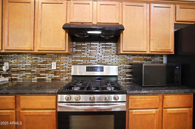 Building Photo - 1090 W Caroline Ln