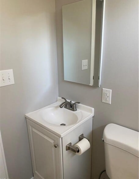 1st floor bathroom - 12 Henry St