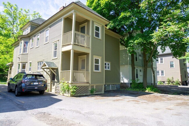 Building Photo - First Floor Flat Close to Campus Off Stree...