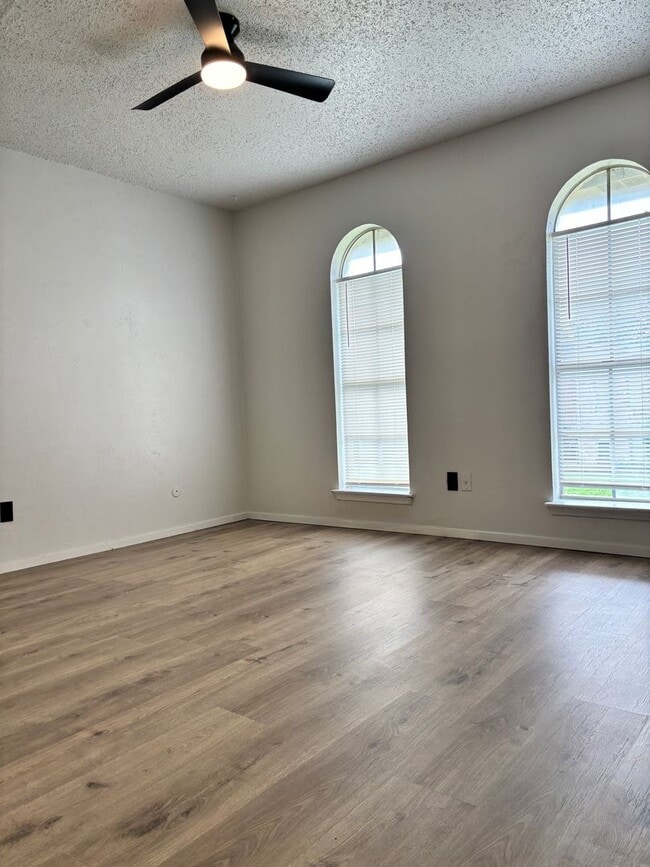 Building Photo - 2BD/1BA | Large Yard | Large Pets Welcome!