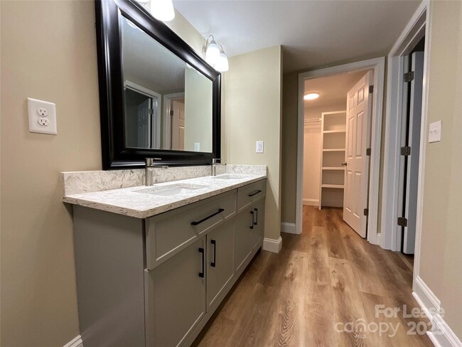 Building Photo - 516 W 7th St