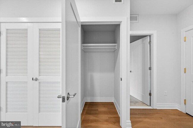 Building Photo - 811 S Columbus St