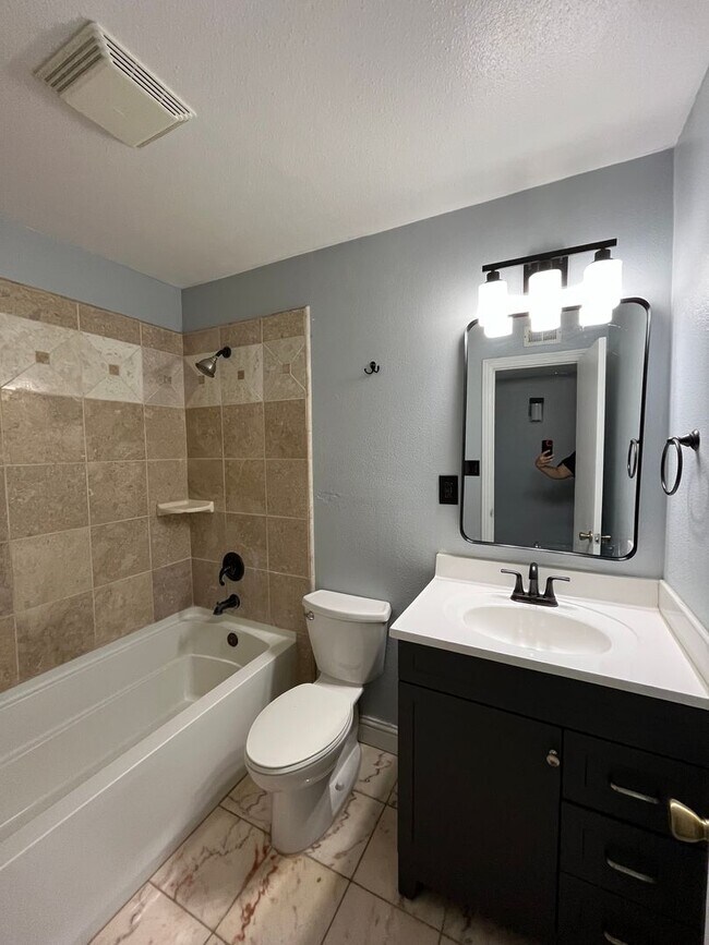 Building Photo - Available Now! Move-In Ready