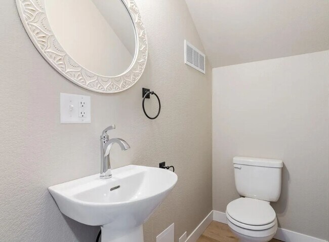 Building Photo - Modern Townhome in Beautiful Colbert Hills Golf Course Area