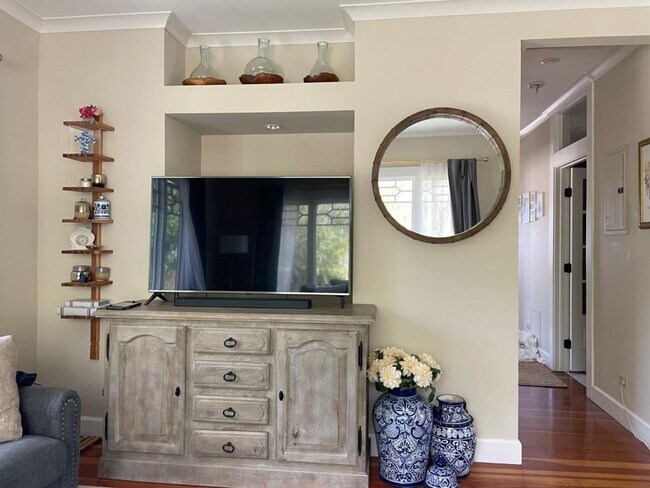 Building Photo - Enchanting 1-Bedroom, 1-Bath Oasis with Stunning Views